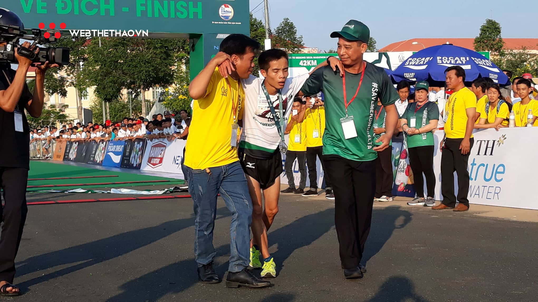TRỰC TIẾP Mekong Delta Marathon 2019: Lê Tấn Hi kiệt sức rút đích, vô địch 42km ấn tượng